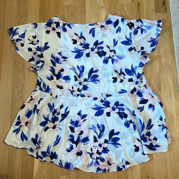 Torrid Georgette Peplum Blouse V Neck Flutter Sleeves Ivory & Blue Women Size 1X - Picture 11 of 12